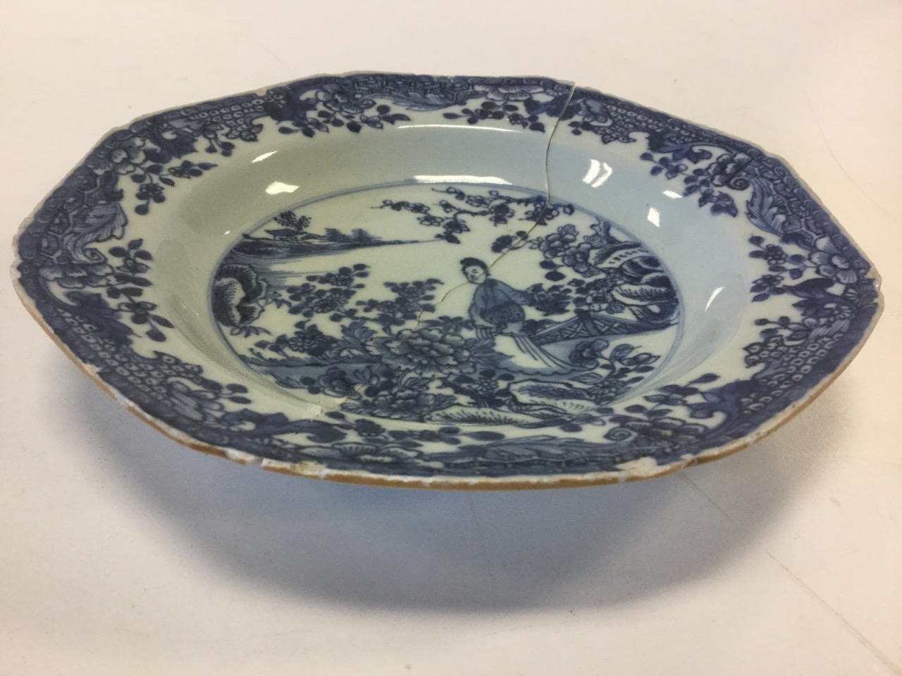 An octagonal nineteenth century Chinese porcelain blue & white bowl, decorated with figure in garden - Image 3 of 3
