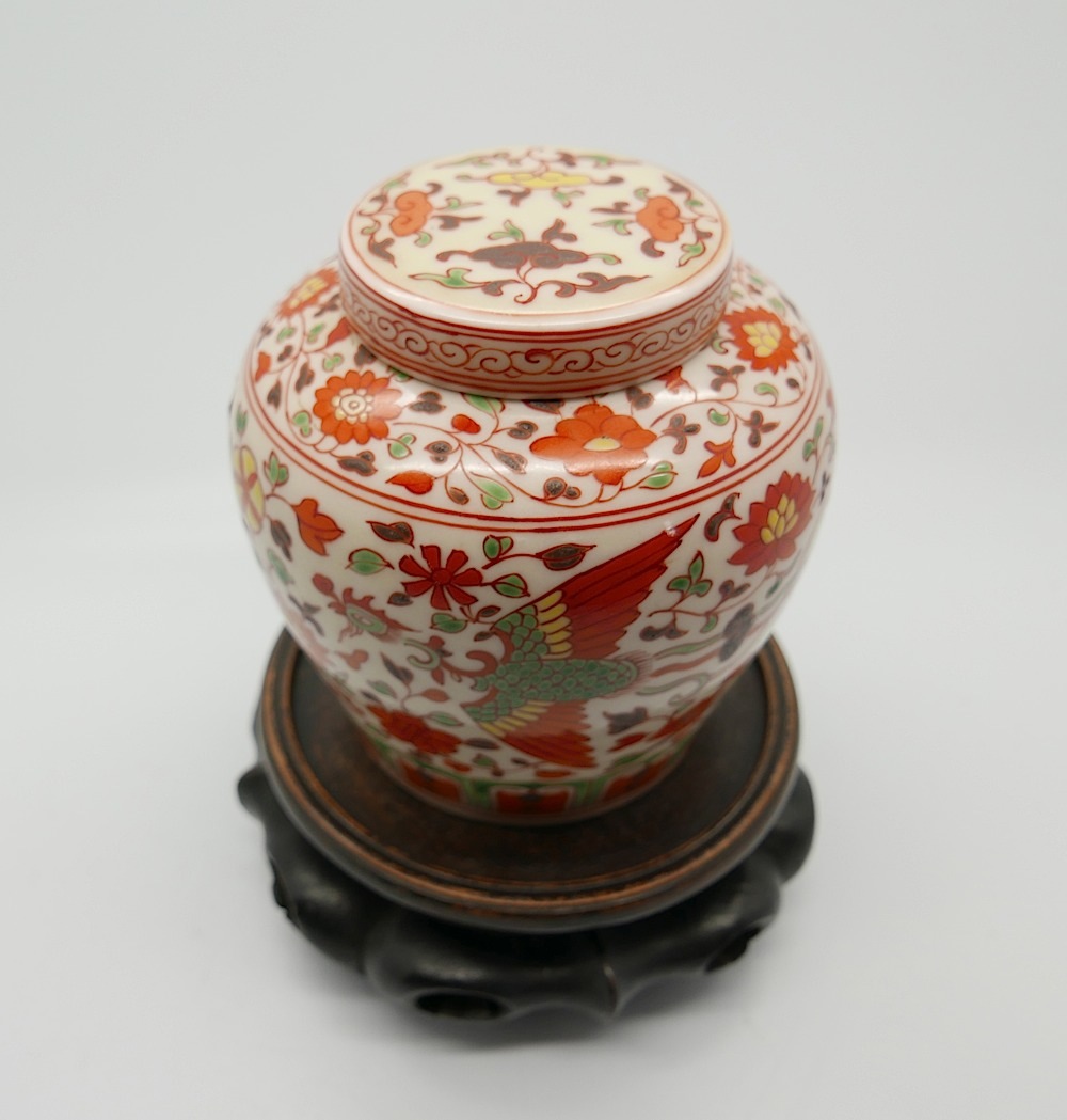 A small Chinese jar and cover, delicately enamelled with phoenix and a foliate pattern underglaze to - Image 3 of 3