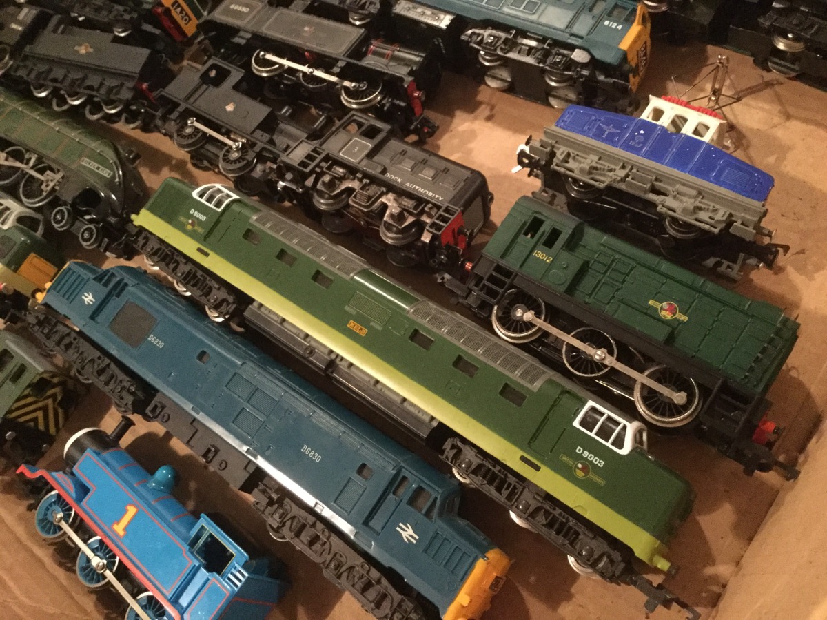 The train set - eighteen Hornby unboxed engines including Silver King, Crepello, Melo, locos with - Image 3 of 3
