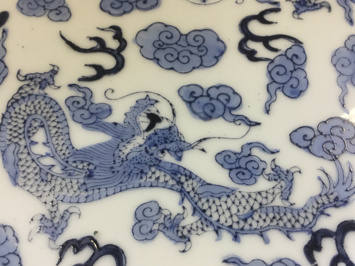 A Chinese blue & white plate decorated with two four-clawed dragons, on bat & cloud design ground - Image 3 of 3