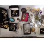 Miscellaneous jewellery including rings, brooches, chains, ear studs, spray brooches, etc. (A lot)