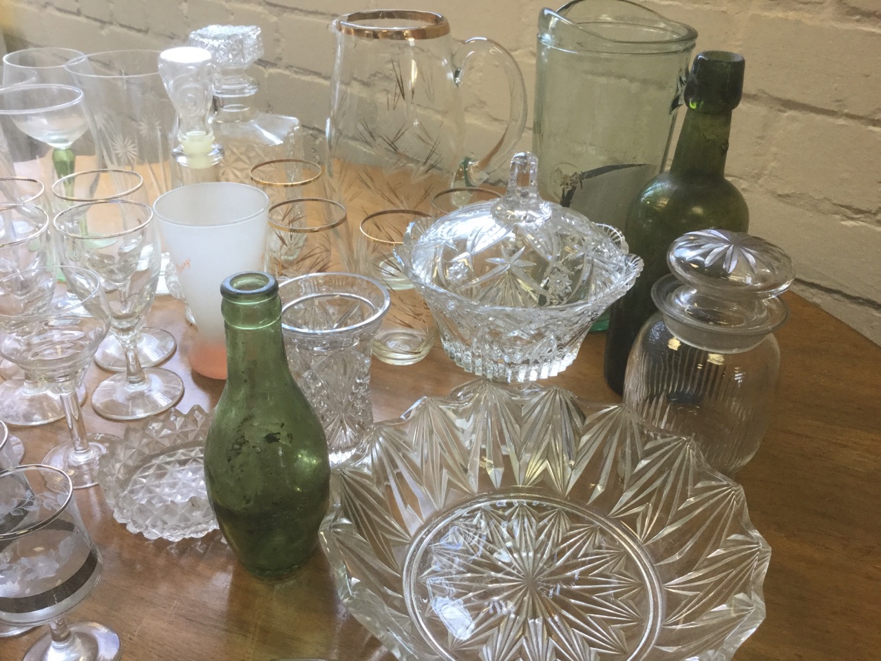 Miscellaneous glass including an Alnwick Brewery bottle, sets of glasses, fruit bowls, a - Image 4 of 6