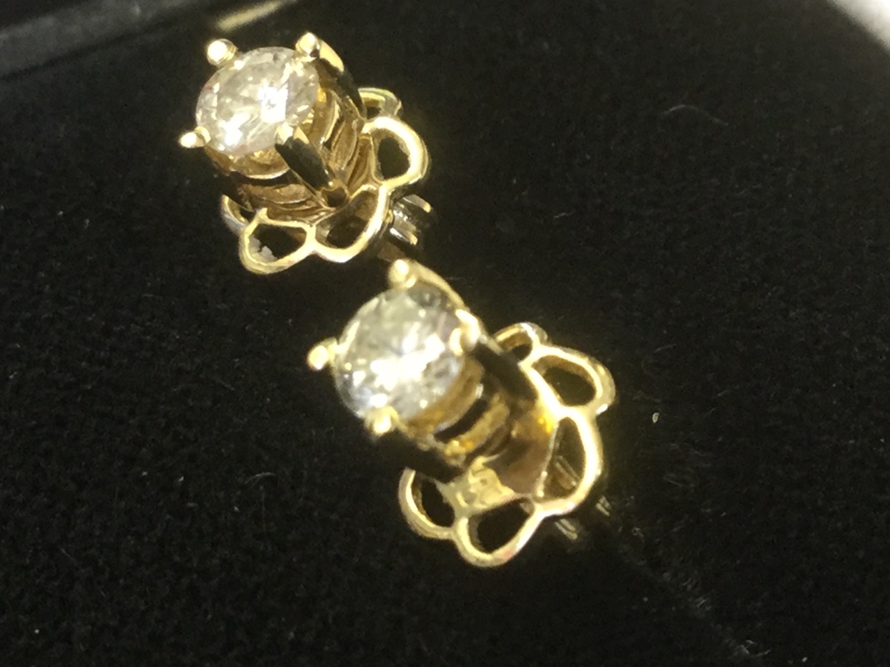 A pair of 18ct yellow gold diamond ear studs, the diamond claw set brilliant cut stones of 0.3 - Image 2 of 3