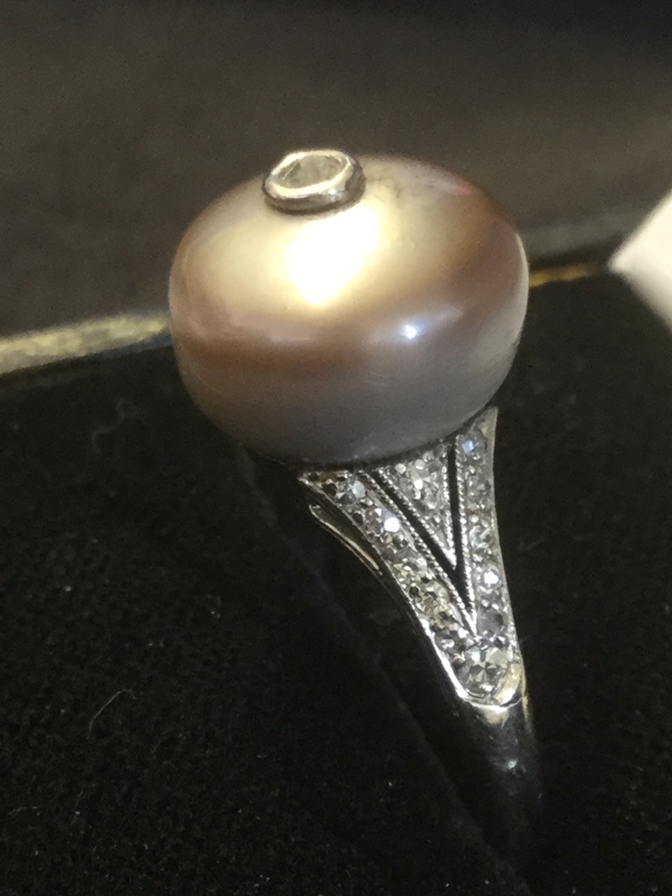An unusual button shaped natural pearl ring, the saltwater drilled pearl mounted with single - Image 2 of 3