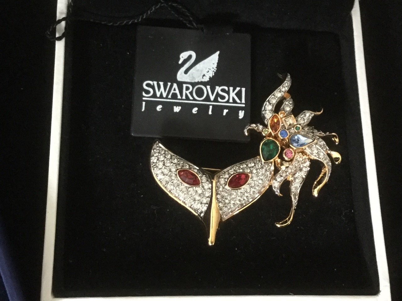 Swarovski jewellery including a Venetian mask; a heart shaped brooch with green crystals; a red - Image 2 of 3