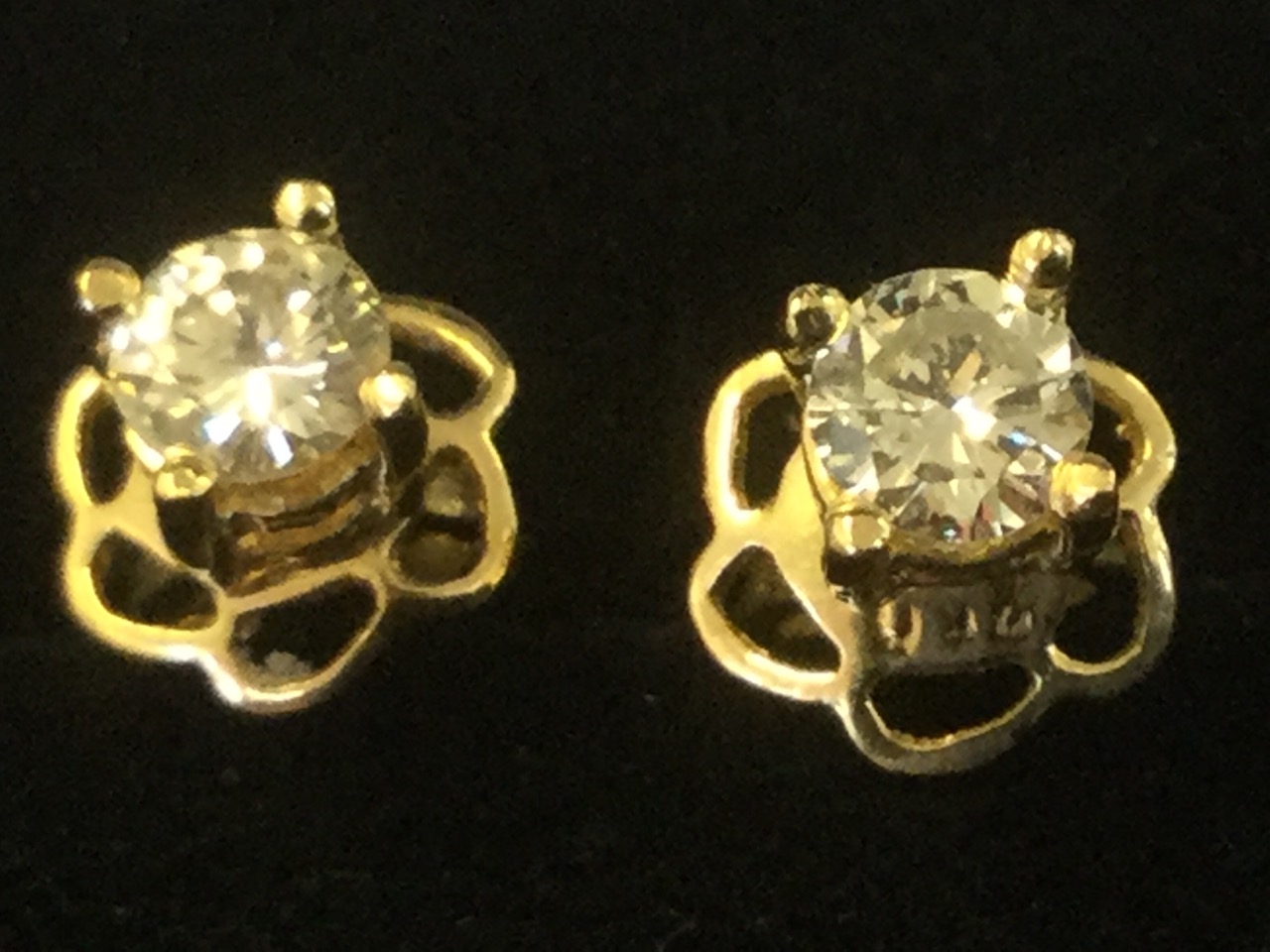 A pair of 18ct yellow gold diamond ear studs, the diamond claw set brilliant cut stones of 0.3 - Image 3 of 3
