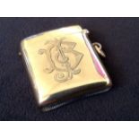 A 9ct gold vesta case with sprung hinged lid, with ring to side and striking grooved to base -