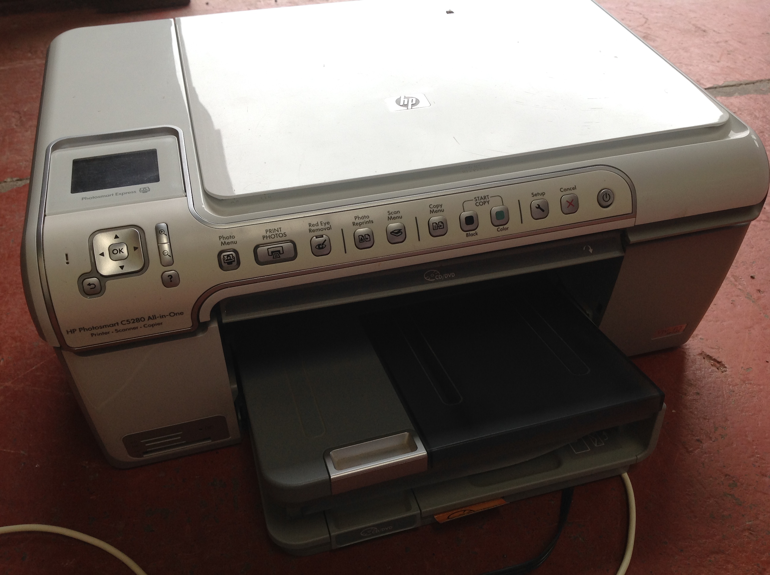 A boxed Aldis 2000 slide projector with portable telescopic 50in x 50in screen; and an HP Photosmart - Image 3 of 3