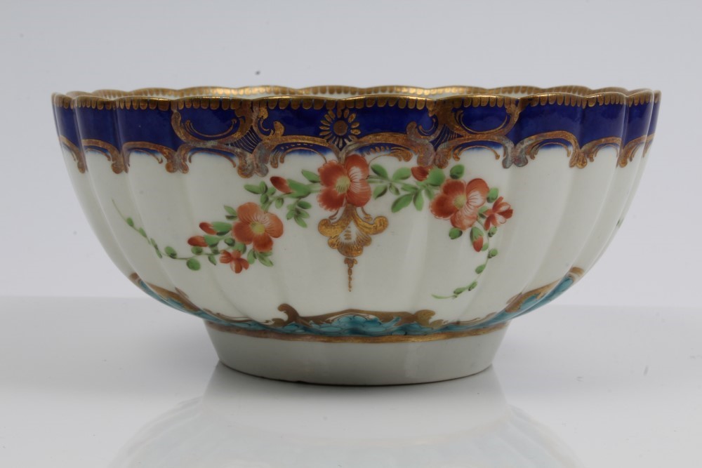 18th century Worcester fluted bowl with painted floral scrolls within gilt and two-colour blue - Image 2 of 5