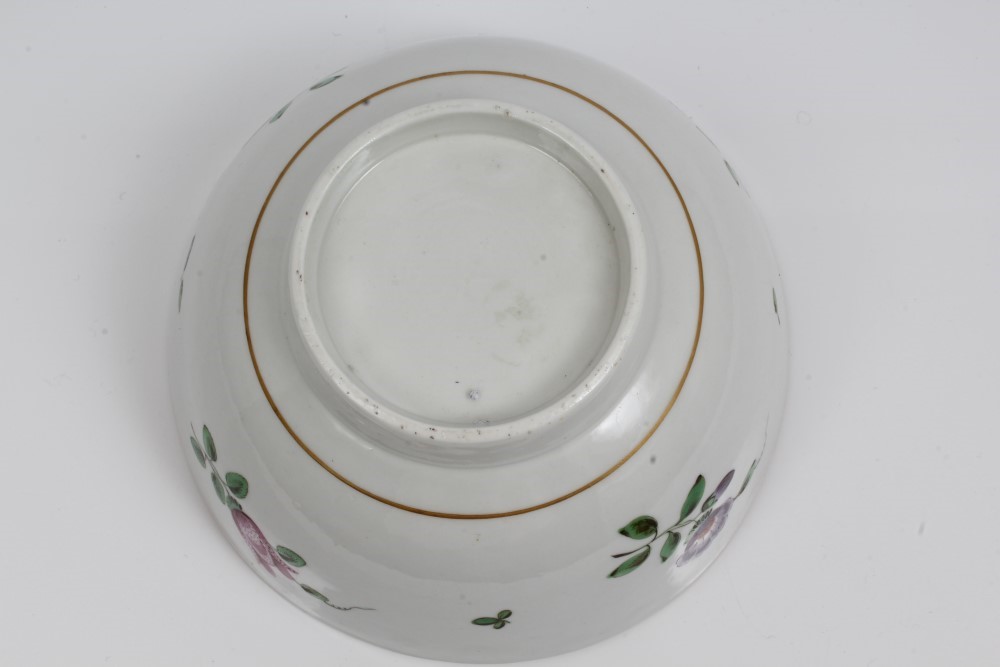 18th century Worcester bowl with polychrome painted scattered flowers, 15. - Image 4 of 4