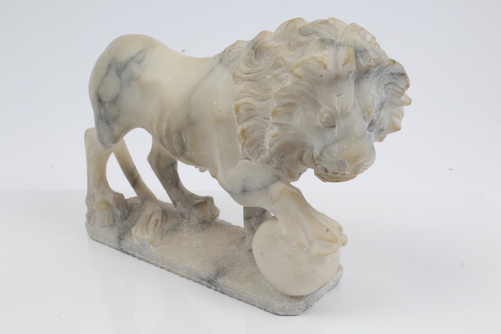 Carved marble figure of the Medici lion on rectangular plinth base, 24cm long, - Image 2 of 3