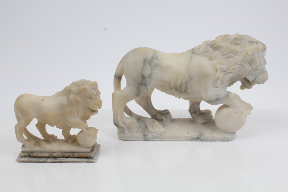 Carved marble figure of the Medici lion on rectangular plinth base, 24cm long,