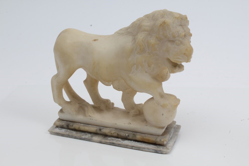 Carved marble figure of the Medici lion on rectangular plinth base, 24cm long, - Image 3 of 3
