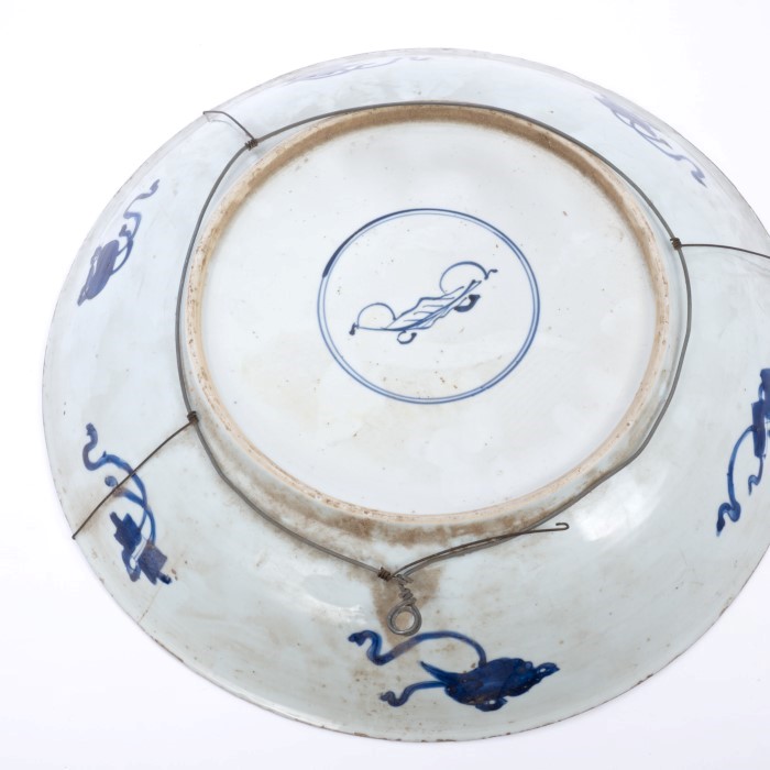 Early 18th century Chinese export blue and white porcelain charger painted with central basket of - Image 2 of 2