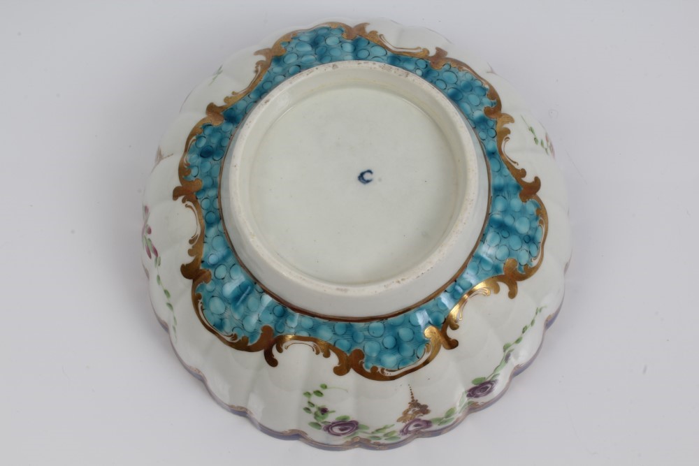 18th century Worcester fluted bowl with painted floral scrolls within gilt and two-colour blue - Image 5 of 5