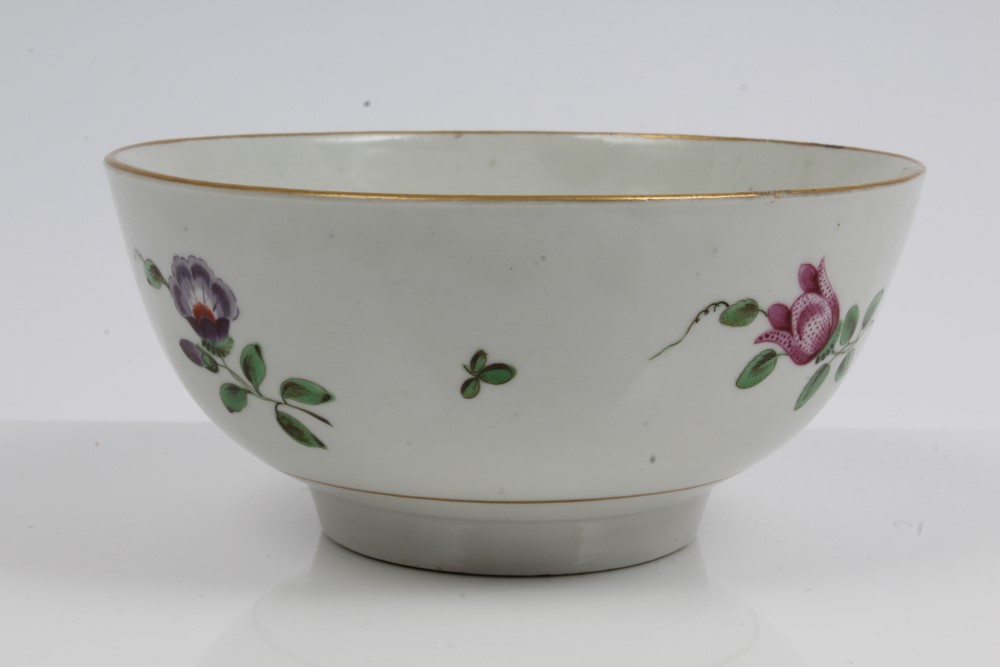 18th century Worcester bowl with polychrome painted scattered flowers, 15.