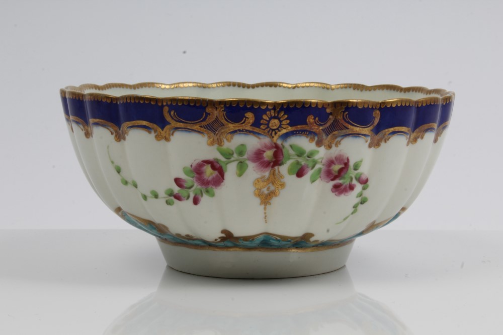 18th century Worcester fluted bowl with painted floral scrolls within gilt and two-colour blue