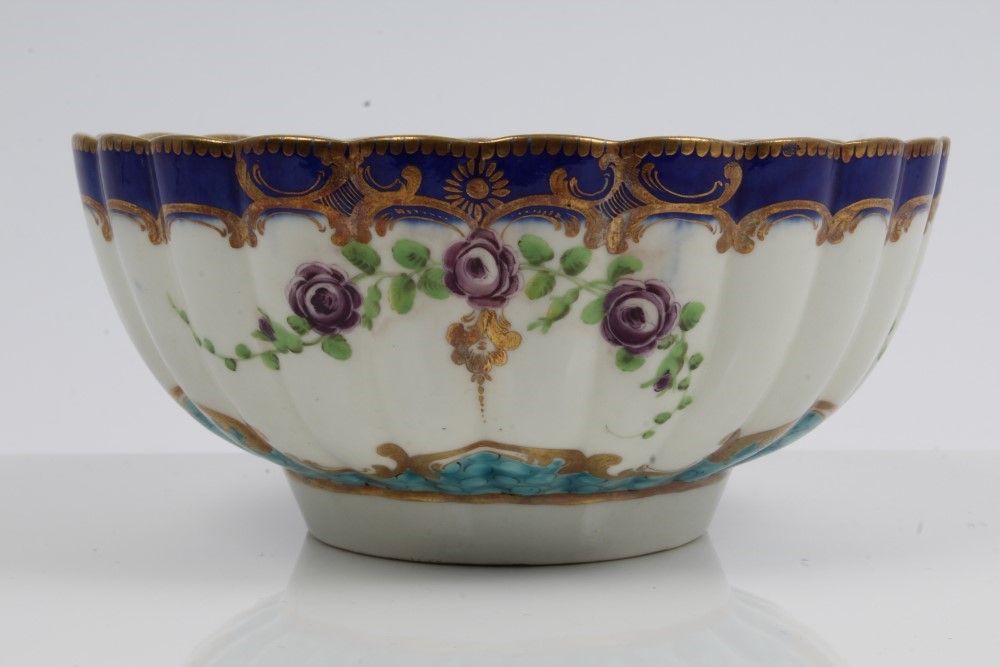 18th century Worcester fluted bowl with painted floral scrolls within gilt and two-colour blue - Image 3 of 5