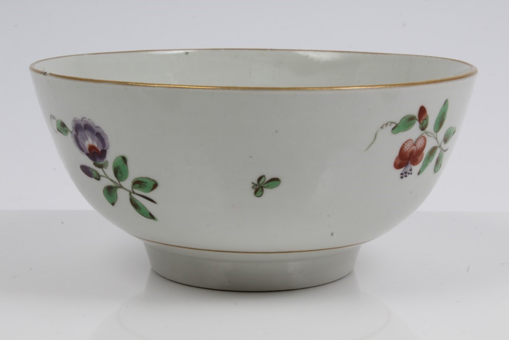 18th century Worcester bowl with polychrome painted scattered flowers, 15. - Image 2 of 4