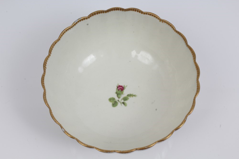 18th century Worcester fluted bowl with painted floral scrolls within gilt and two-colour blue - Image 4 of 5