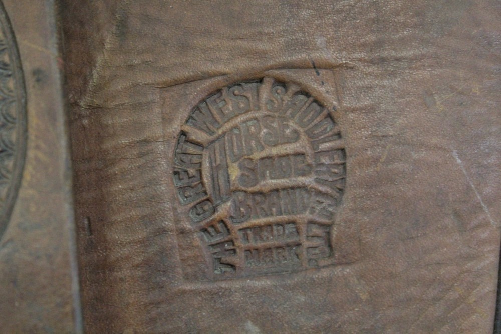 1920s Canadian 'Cowboy' saddle with tooled leather decoration and stamped - 823 Horse Shoe Brand - Image 4 of 5