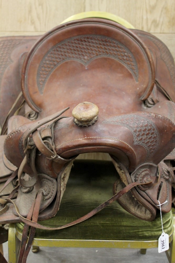 1920s Canadian 'Cowboy' saddle with tooled leather decoration and stamped - 823 Horse Shoe Brand - Image 3 of 5