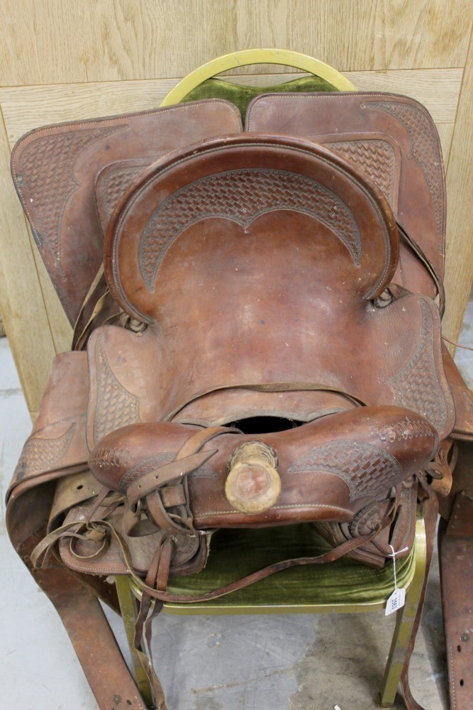 1920s Canadian 'Cowboy' saddle with tooled leather decoration and stamped - 823 Horse Shoe Brand - Image 2 of 5