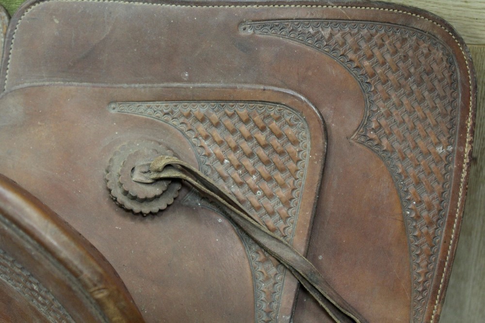 1920s Canadian 'Cowboy' saddle with tooled leather decoration and stamped - 823 Horse Shoe Brand - Image 5 of 5