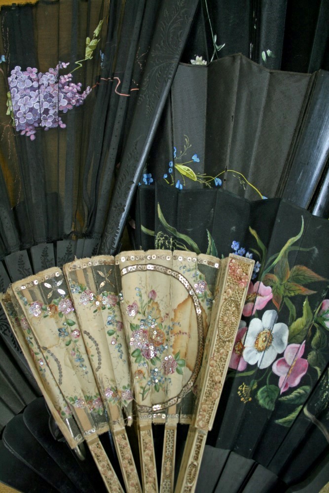 Vintage Chinese hand-painted silk hand-held circular face screens, - Image 3 of 3