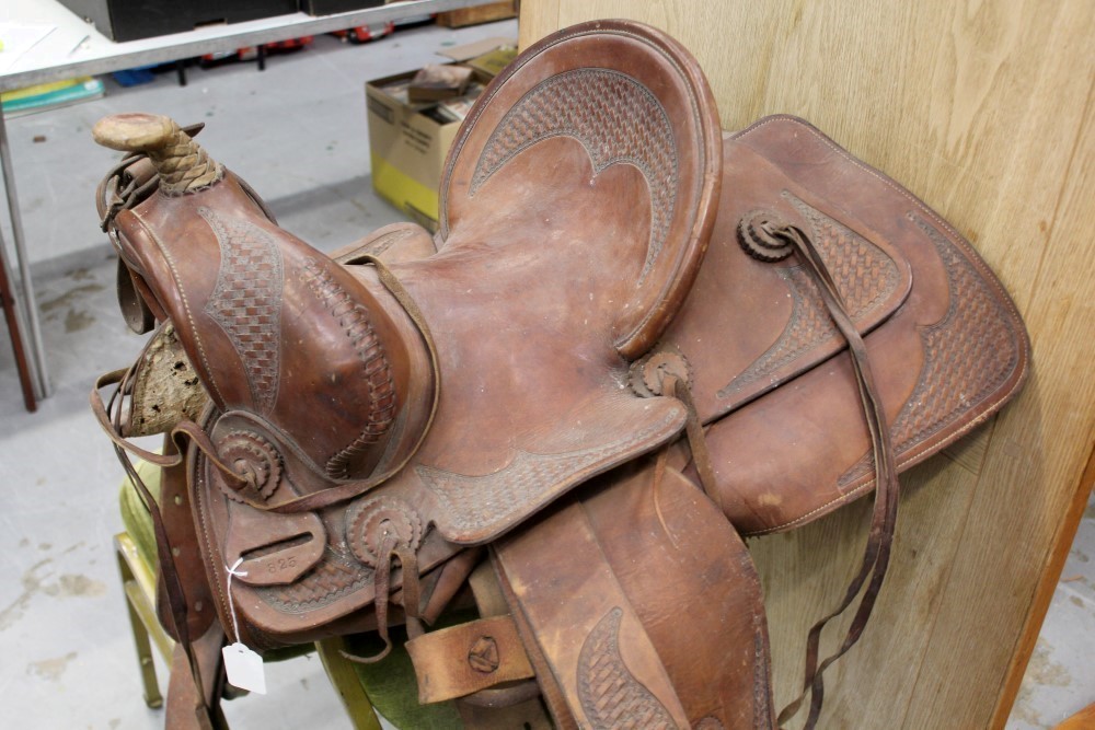 1920s Canadian 'Cowboy' saddle with tooled leather decoration and stamped - 823 Horse Shoe Brand