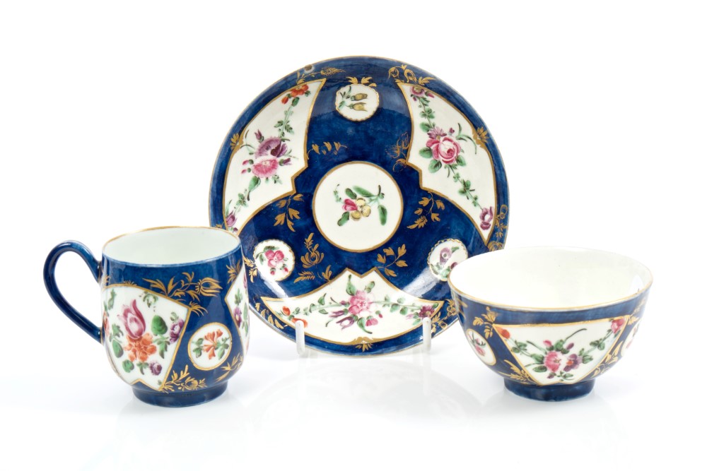 Mid-18th century Worcester trio with polychrome painted floral sprays,