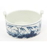 18th century Worcester blue and white candle fence pattern butter tub, circa 1765,
