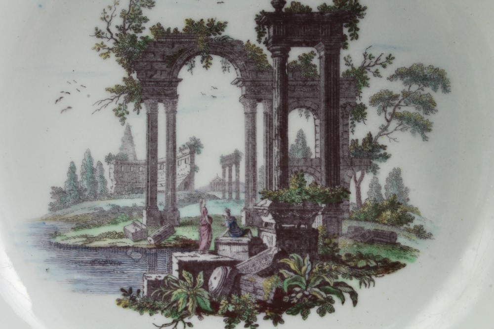 18th century Worcester Hancock printed and painted saucer dish decorated with classical ruins - Bild 2 aus 3