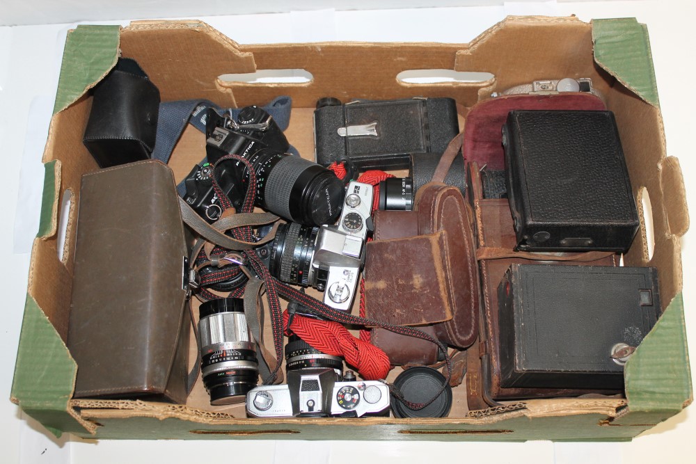 Quantity of cameras - comprising 35mm SLRs by Minolta, Praktica and Petri,