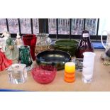 Selection of art glass vases and bowls - including a purple iridescent glass bowl (qty)