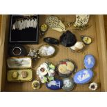 A SMALL TRAY OF JEWELLERY, to include brooches, earrings etc