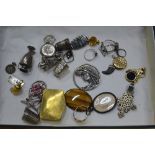 A SMALL BOX OF JEWELLERY AND ODDMENTS