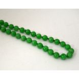 A DYED GREEN BEADED NECKLACE, length 100cm