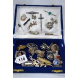 A SMALL BOX OF SILVER AND WHITE METAL BROOCHES