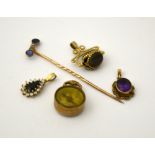 A SMALL COLLECTION OF JEWELLERY, to include pendants, a fob and a stick pin (5)