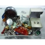 A MIXED LOT, to include costume jewellery, silver, agate etc