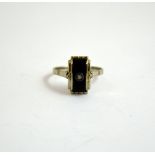 AN EARLY 20TH CENTURY DIAMOND AND ONYX RING, with rectangular shape onyx and central old cut diamond
