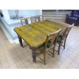 A LATE VICTORIAN WIND-OUT OAK DINING TABLE, (no handle or extra leaves) and four chairs (5)