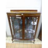 A GLAZED TWO DOOR DISPLAY CABINET, (s.d.) (key)