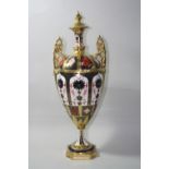 A BOXED ROYAL CROWN DERBY OLD IMARI SOLID GOLD BAND TWIN HANDLED PEDESTAL VASE, pattern 1128,