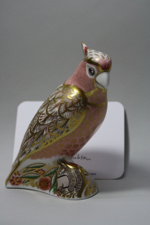 A BOXED LIMITED EDITION ROYAL CROWN DERBY PAPERWEIGHT, 'Cockatoo' No.1901/2500 (certificate)