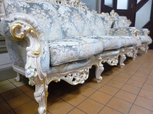 AN ITALIAN STYLE THREE PIECE SUITE, with ornate white and gilt frame, comprising of a three seater - Image 4 of 4
