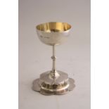 A VICTORIAN SILVER TRAVELLING COMMUNION CUP, with removable plate under, floral shaped stepped foot,