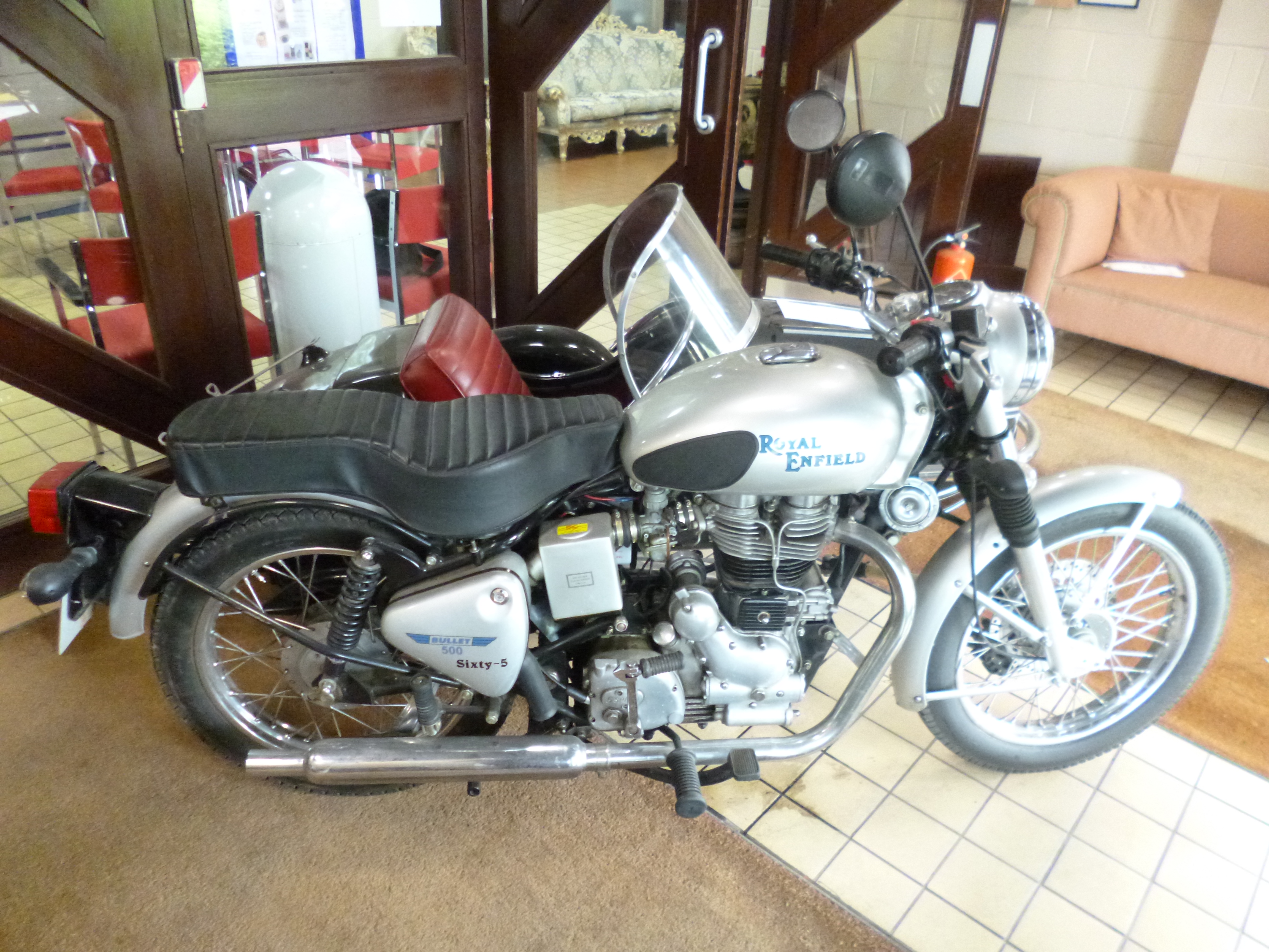 A ROYAL ENFIELD BULLET 500 MOTORCYCLE AND SIDECAR, 499cc, petrol, bike silver with black sidecar, - Bild 3 aus 8