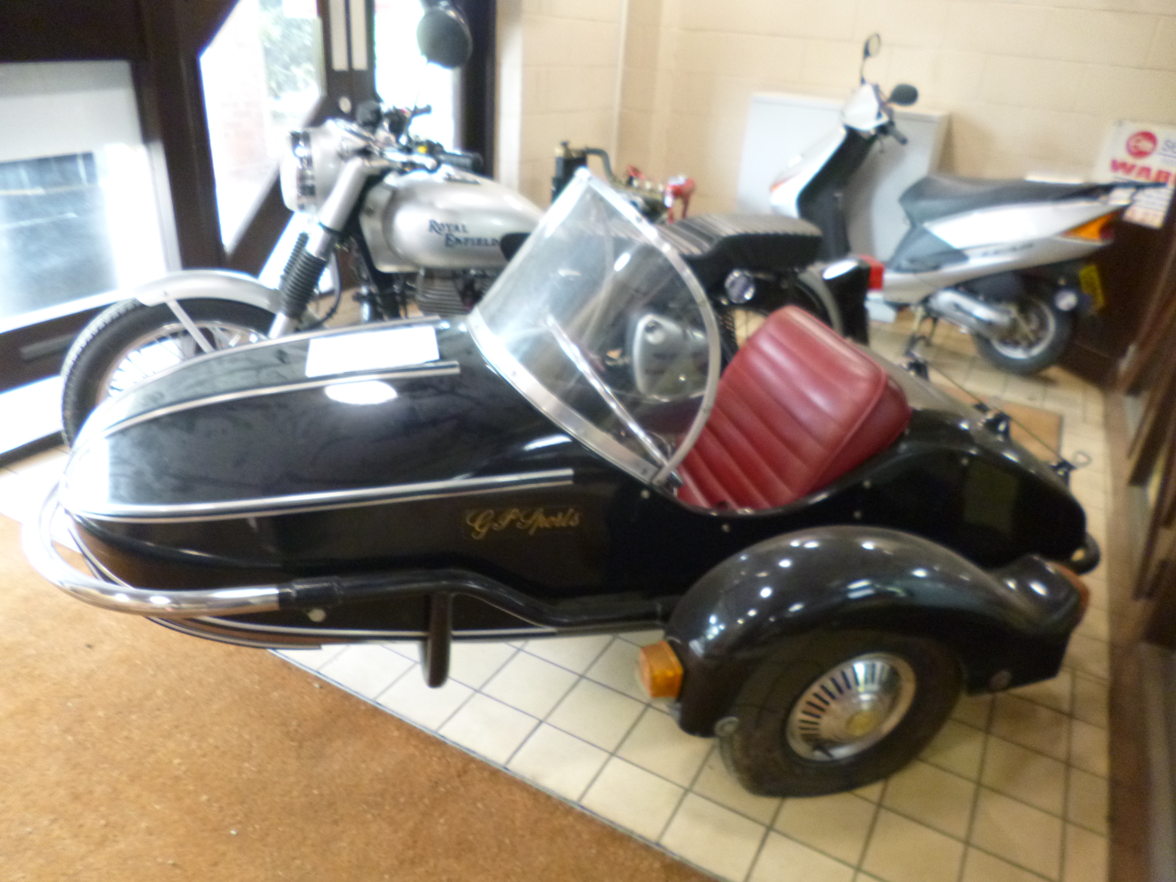 A ROYAL ENFIELD BULLET 500 MOTORCYCLE AND SIDECAR, 499cc, petrol, bike silver with black sidecar, - Bild 6 aus 8